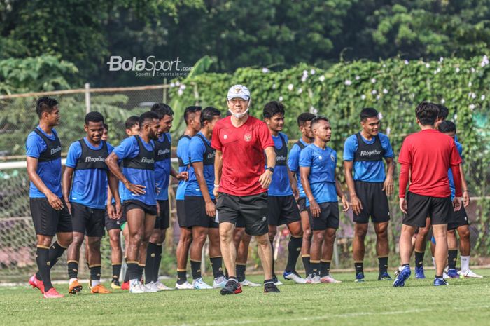 Pelatih timnas Indonesia, Shin Tae-yong (jersey merah), nampak sedang memantau para pemainnya dalam sesi latihan di Lapangan G (Panahan), Senayan, Jakarta, 2 Oktober 2021.