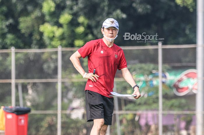 Pelatih timnas Indonesia, Shin Tae-yong (jersey merah), nampak sedang memantau para pemainnya dalam sesi latihan di Lapangan G (Panahan), Senayan, Jakarta, 2 Oktober 2021.