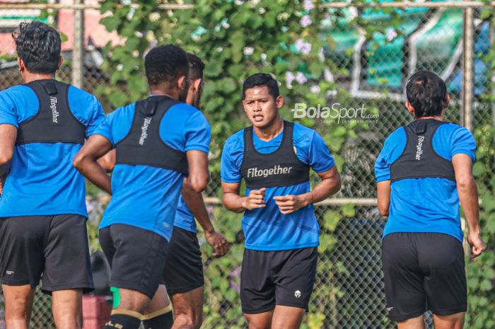 Taufik Hidayat sedang melakukan pemanasan dalam sesi latihan bersama timnas Indonesia di Lapangan G (Panahan), Senayan, Jakarta, 2 Oktober 2021.