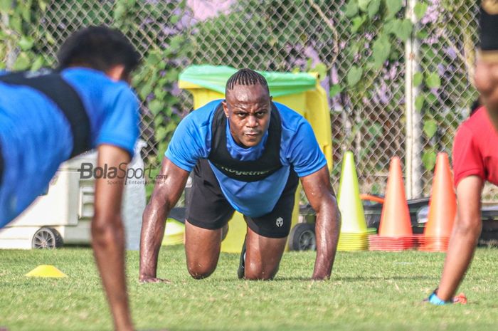 Victor Igbonefo (tengah), sedang melakukan pemanasan dalam sesi latihan bersama timnas Indonesia di Lapangan G (Panahan), Senayan, Jakarta, 2 Oktober 2021.