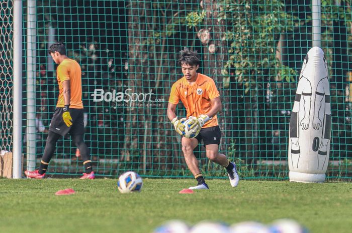 Ernando Ari nampak akan menendang bola dalam sesi latihan bersama timnas Indonesia di Lapangan G (Panahan), Senayan, Jakarta, 2 Oktober 2021.