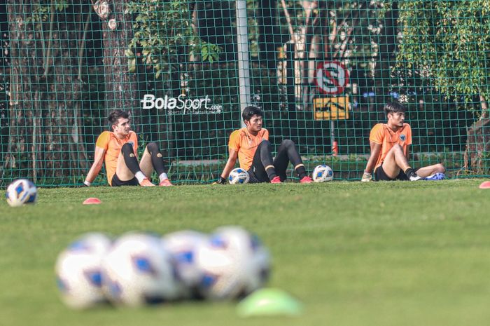 Nadeo Argawinata (kiri), Muhammad Riyandi (tengah), dan Ernando Ari (kanan), sedang mengikuti sesi latihan bersama timnas Indonesia di Lapangan G (Panahan), Senayan, Jakarta, 2 Oktober 2021.