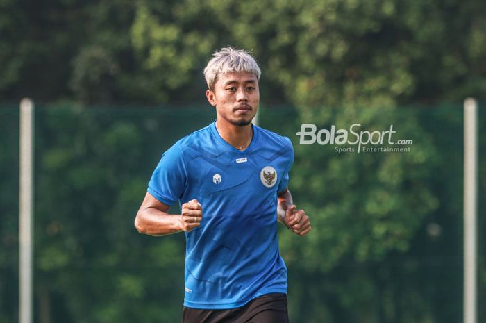 Kushedya Hari Yudo sedang berlatih bersama timnas Indonesia di Lapangan G (Panahan), Senayan, Jakarta, 2 Oktober 2021.