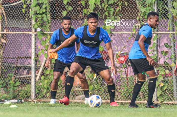 Fachrudin Aryanto (tengah) sedang menguasai bola dan dibayangi Yabes Roni (kiri) dalam sesi latihan timnas Indonesia di Lapangan G (Panahan), Senayan, Jakarta, 2 Oktober 2021.