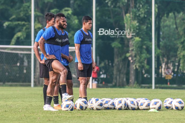 Yabes Roni (kiri) dan Taufik Hidayat (kanan) sedang berlatih bersama timnas Indonesia di Lapangan G (Panahan), Senayan, Jakarta, 2 Oktober 2021.