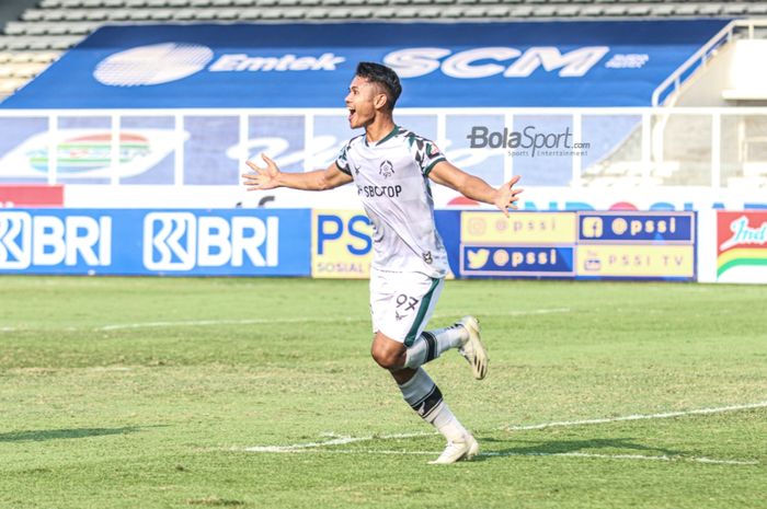 Striker Tira Persikabo, Dimas Drajad, melakukan selebrasi seusai mencetak gol dalam laga pekan keenam Liga 1 2021 di Stadion Madya, Senayan, Jakarta, 2 Oktober 2021.