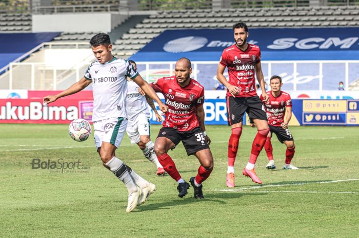 Striker Tira Persikabo, Dimas Drajad (paling kiri), sedang menguasai bola dan dibayangi para pemain Bali United (Leonard Tupamahu dan Willian Pacheco), dalam pekan keenam Liga 1 2021 di Stadion Madya, Senayan, Jakarta, 2 Oktober 2021.