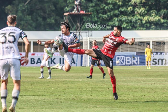 Gelandang Bali United, Brwa Nouri (kanan), sedang menghalau bola yang dikuasai oleh pemain Tira Persikabo, Andre Oktaviansyah (kiri), dalam laga pekan keenam Liga 1 2021 di Stadion Madya, Senayan, Jakarta, 2 Oktober 2021.