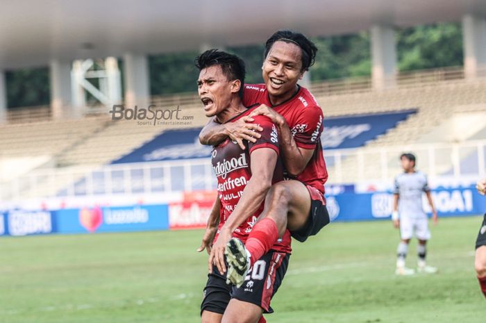 Pemain Bali United, Fahmi Al Ayyubi (kanan), memeluk Lerby Eliandry (kiri) yang berhasil menciptakan gol dalam laga pekan keenam Liga 1 2021 di Stadion Madya, Senayan, Jakarta, 2 Oktober 2021.