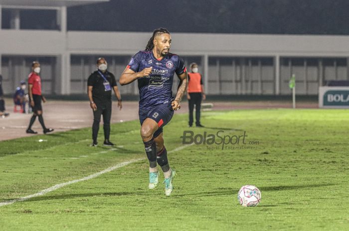 Striker Arema FC, Carlos Fortes, sedang menggiring bola dalam laga pekan keempat Liga 1 2021