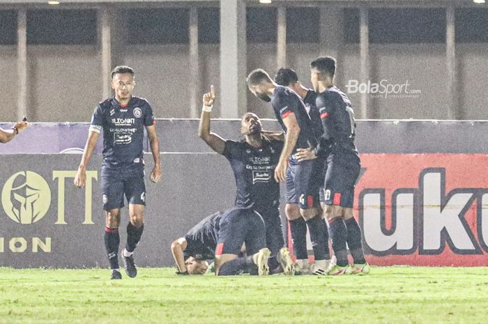 Sejumlah pemain Arema FC ikut merayakan selebrasi Carlos Fortes yang berhasil menciptakan gol dalam laga pekan keenam Liga 1 2021 di Stadion Madya, Senayan, Jakarta, 3 Oktober 2021.