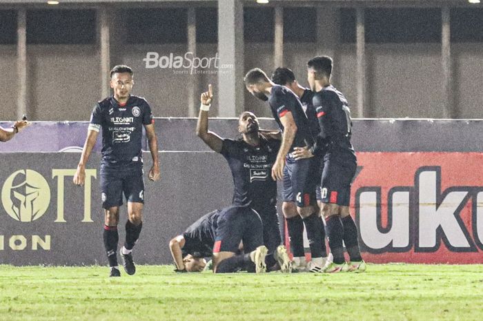 Sejumlah pemain Arema FC ikut merayakan selebrasi Carlos Fortes yang berhasil menciptakan gol dalam laga pekan keenam Liga 1 2021 di Stadion Madya, Senayan, Jakarta, 3 Oktober 2021.