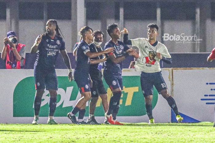 Muhammad Rafli merayakan selebrasi gol dengan baju spesialnya dan diikuti dengan sejumlah pemain Arema FC dalam laga pekan keenam Liga 1 2021 di Stadion Madya, Senayan, Jakarta, 3 Oktober 2021.