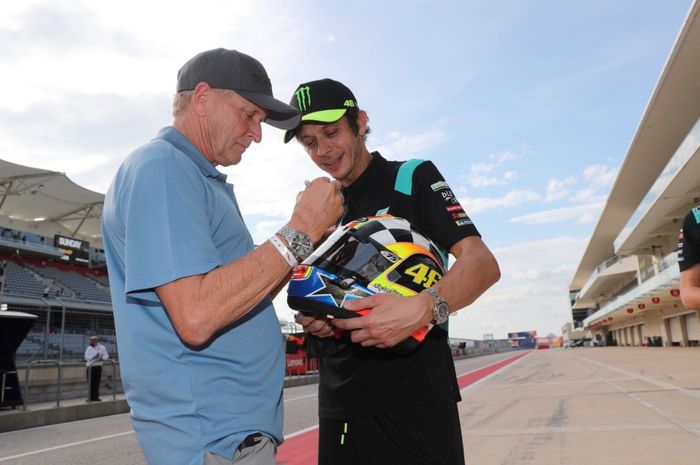 Kevin Schwantz kasih helm buat Valentino Rossi di MotoGP Amerika 2021