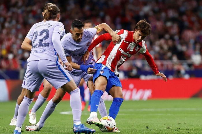 Joao Felix beradu dengan Sergio Busquets pada laga Atletico Madrid kontra Barcelona, Sabtu (2/10/2021) atau Minggu dini hari WIB.