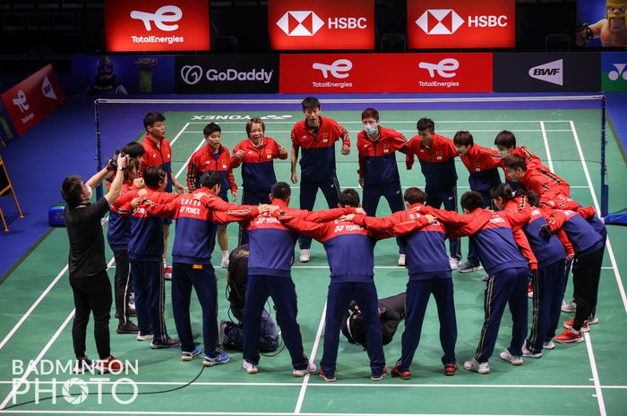 Tim bulu tangkis China sebelum berlaga pada semifinal Sudirman Cup 2021 di Energia Areena, Vantaa, Finlandia, Sabtu (2/10/2021).