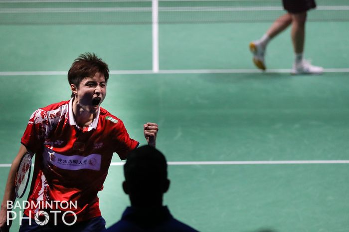 Pebulu tangkis tunggal putra China, Shi Yu Qi, bereaksi setelah memenangi laga partai kedua melawan Heo Kwanghee pada semifinal Sudirman Cup 2021 melawan Korea Selatan di Energia Areena, Vantaa, Finlandia, Sabtu (2/10/2021).