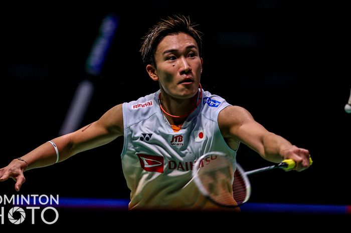 Pebulu tangkis tunggal putra Jepang, Kento Momota, saat menjalani pertandingan melawan wakil China, Shi Yu Qi, pada laga final Sudirman Cup 2021 di Energia Areena, Vantaa, Finlandia, Minggu (3/10/2021).