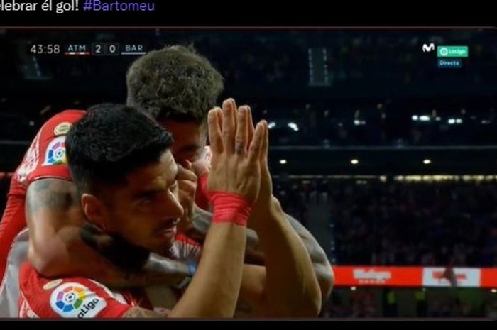 Luis Suarez melakukan selebrasi minta maaf usai membobol gawang mantan klubnya, Barcelona