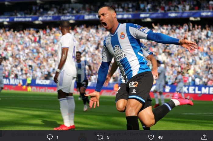 Striker Espanyol, Raul de Tomas, merayakan gol ke gawang Real Madrid pada pekan ke-8 Liga Spanyol, Minggu (3/10/2021) di Stadion RCDE.