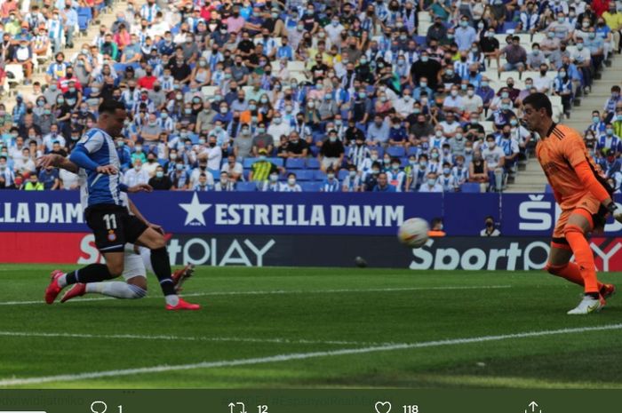 Momen Raul de Tomas menjebol gawang Thibaut Courtois dalam laga Espanyol vs Real Madrid di Liga Spanyol, Minggu (3/10/2021) di Stadion RCDE. 