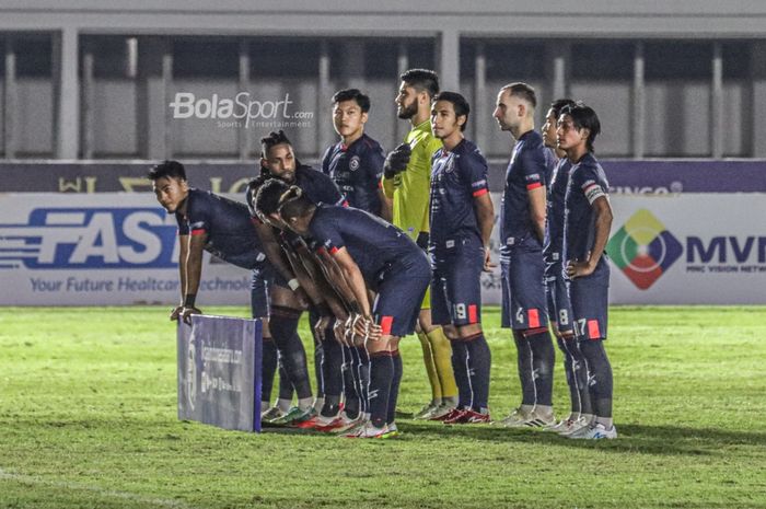 Skuat Arema FC sedang berfoto tim dalam laga pekan keempat Liga 1 2021 di Stadion Madya, Senayan, Jakarta,  25 September 2021.