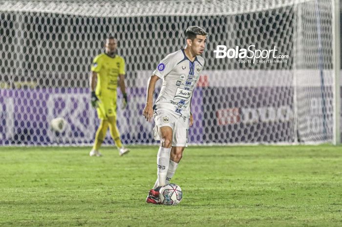 Gelandang PSIS Semarang, Jonathan Cantillana, sedang menguasai bola dalam laga pekan keempat Liga 1 2021 di Stadion Madya, Senayan, Jakarta,  25 September 2021.