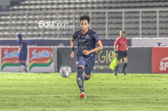 Bek Arema FC, Bagas Adi Nugroho, sedang menguasai bola dalam laga pekan keempat Liga 1 2021 di Stadion Madya, Senayan, Jakarta,  25 September 2021.