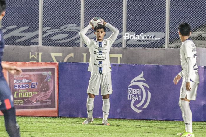 Bek sayap kiri PSIS Semarang, Pratama Arhan, nampak akan melakukan lemparan ke dalam saat laga pekan keempat Liga 1 2021 di Stadion Madya, Senayan, Jakarta,  25 September 2021.