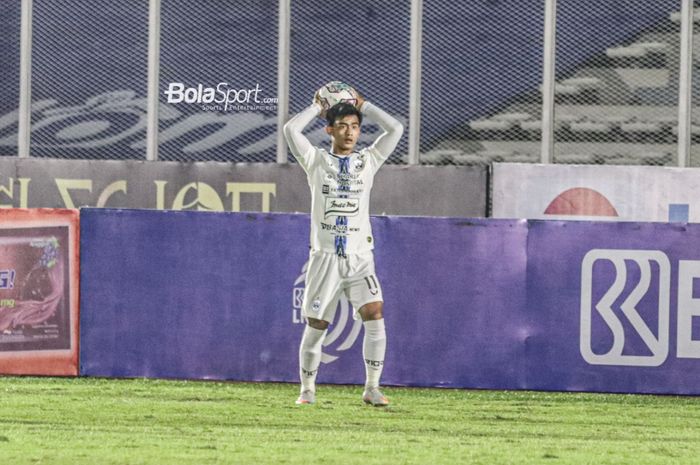 Bek sayap kiri PSIS Semarang, Pratama Arhan, nampak akan melakukan lemparan ke dalam saat laga pekan keempat Liga 1 2021 di Stadion Madya, Senayan, Jakarta,  25 September 2021.