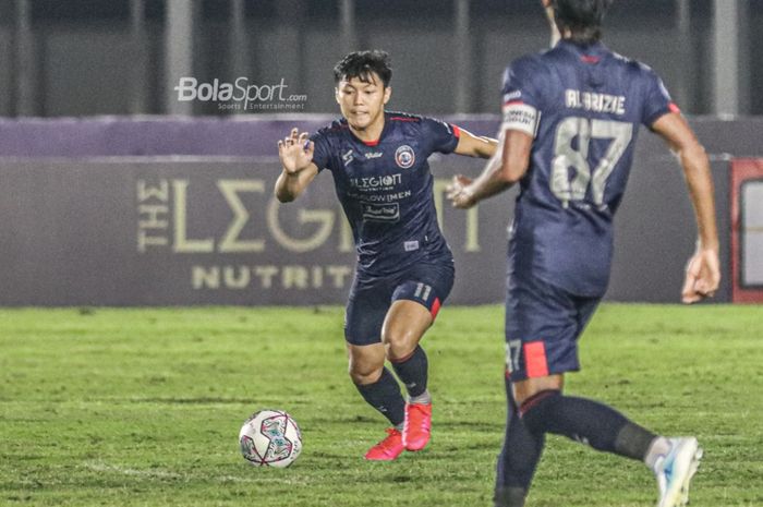 Pemain sayap kiri Arema FC, Feby Eka Putra (kiri), sedang menguasai bola dalam laga pekan keempat Liga 1 2021 di Stadion Madya, Senayan, Jakarta,  25 September 2021.