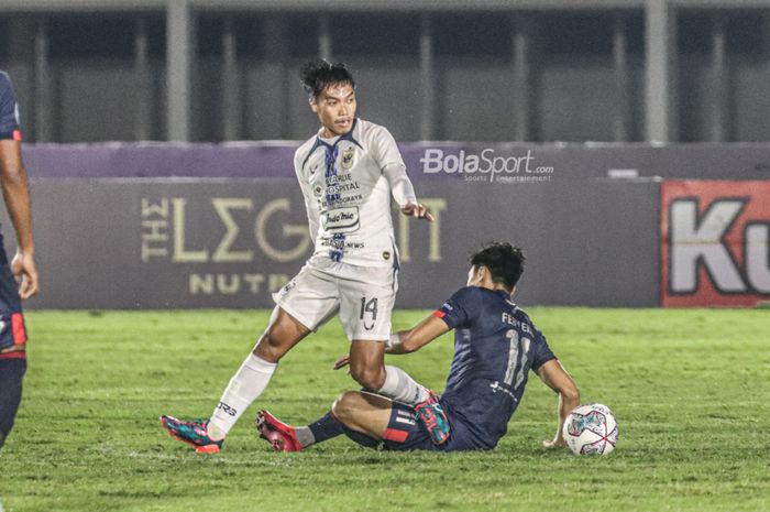 Bek sayap kanan PSIS Semarang, Riyan Ardiansyah (kiri), sedang menguasai bola dalam laga pekan keempat Liga 1 2021 di Stadion Madya, Senayan, Jakarta,  25 September 2021.