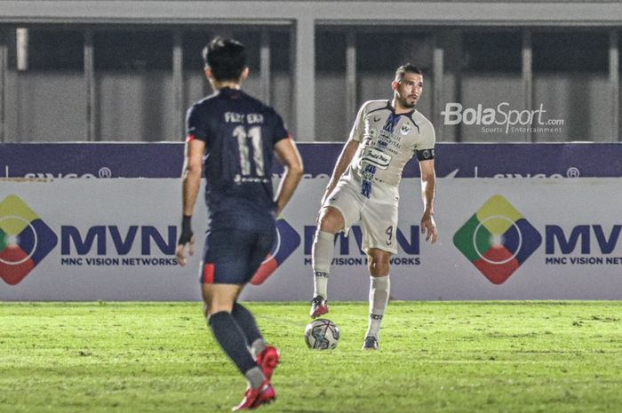 Bek PSIS Semarang, Wallace Costa (kanan), sedang menguasai bola dalam laga pekan keempat Liga 1 2021 di Stadion Madya, Senayan, Jakarta,  25 September 2021.