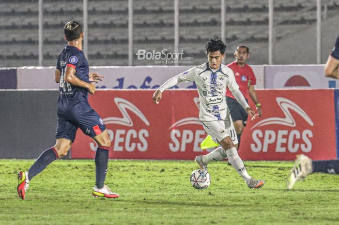 Bek sayap kiri PSIS Semarang, Pratama Arhan (kanan), sedang menguasai bola dalam laga pekan keempat Liga 1 2021 di Stadion Madya, Senayan, Jakarta,  25 September 2021.