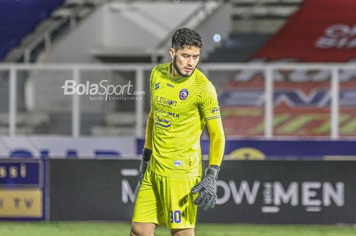 Kiper Arema FC, Adilson Maringa, sedang bertanding dalam laga pekan keempat Liga 1 2021 di Stadion Madya, Senayan, Jakarta,  25 September 2021.