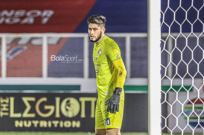 Kiper Arema FC, Adilson Maringa, sedang bertanding dalam laga pekan keempat Liga 1 2021 di Stadion Madya, Senayan, Jakarta,  25 September 2021.