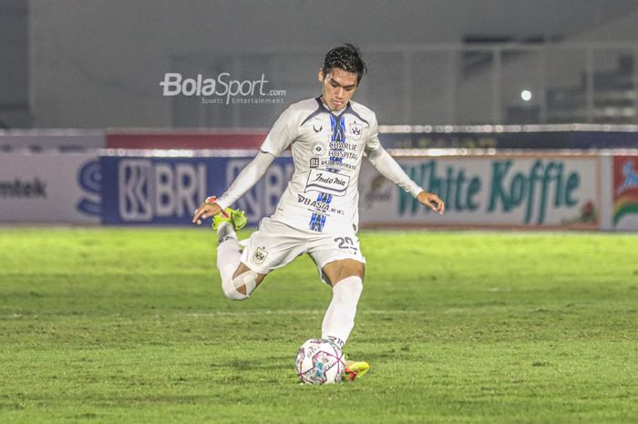 Gelandang serang PSIS Semarang, Septian David Maulana, nampak akan menendang bola dalam laga pekan keempat Liga 1 2021 di Stadion Madya, Senayan, Jakarta,  25 September 2021.