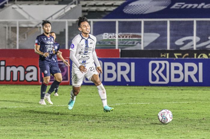 Pemain sayap kiri PSIS Semarang, Hari Nur Yulianto (jersey putih), nampak sedang mengejar bola dalam laga pekan keempat Liga 1 2021 di Stadion Madya, Senayan, Jakarta,  25 September 2021.