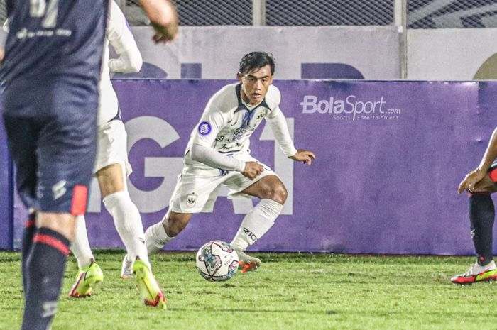 Bek sayap kiri PSIS Semarang, Pratama Arhan, nampak sedang mengoper bola dalam laga pekan keempat Liga 1 2021 di Stadion Madya, Senayan, Jakarta,  25 September 2021.