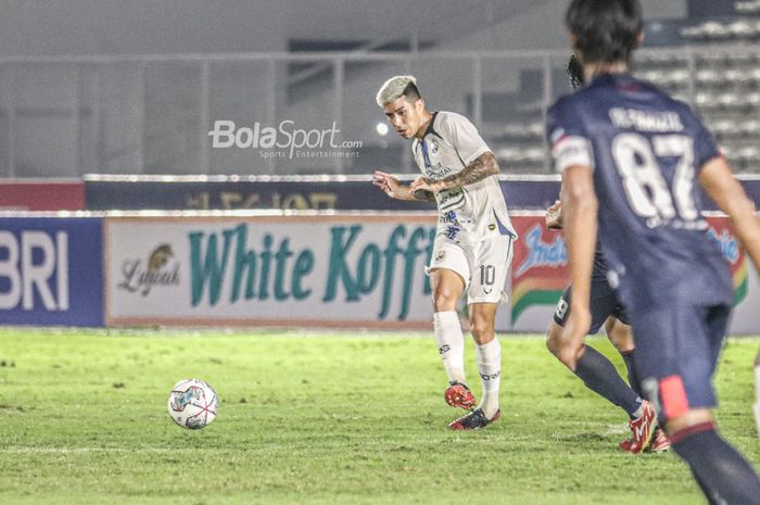 Gelandang PSIS Semarang, Jonathan Cantillana (kiri), nampak sedang mengoper bola dalam laga pekan keempat Liga 1 2021 di Stadion Madya, Senayan, Jakarta,  25 September 2021.