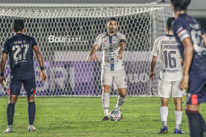 Bek PSIS Semarang, Wallace Costa (tengah), sedang menguasai bola dalam laga pekan keempat Liga 1 2021 di Stadion Madya, Senayan, Jakarta,  25 September 2021.