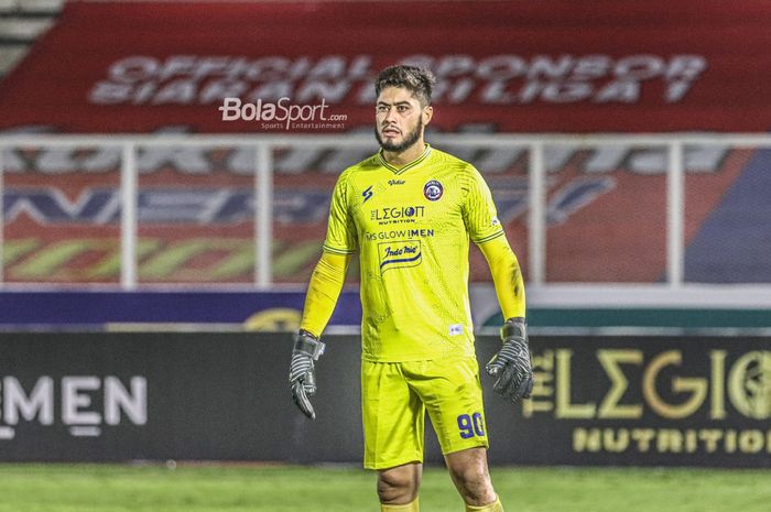 Kiper Arema FC, Adilson Maringa, sedang bertanding dalam laga pekan keempat Liga 1 2021 di Stadion Madya, Senayan, Jakarta,  25 September 2021.