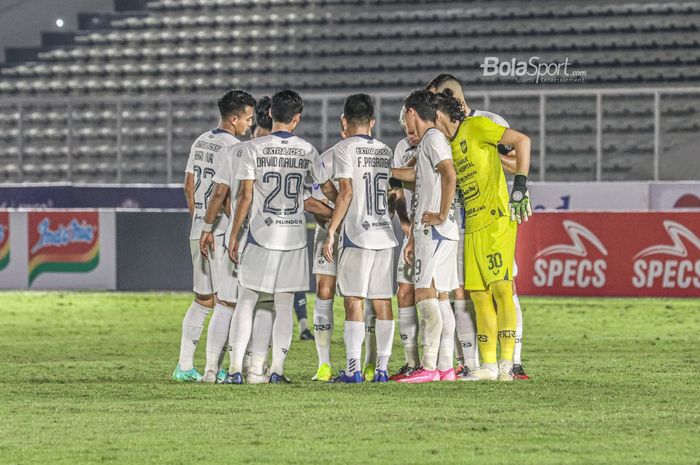 Skuat PSIS Semarang sedang melakukan briefing dalam laga pekan keempat Liga 1 2021 di Stadion Madya, Senayan, Jakarta,  25 September 2021.