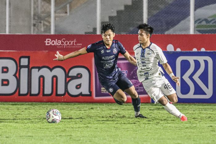 Pemain sayap kiri Arema FC, Feby Eka Putra (kiri), sedang berebut bola dengan bek PSIS Semarang, Fredyan Wahyu Sugiyantoro (kanan), dalam laga pekan keempat Liga 1 2021 di Stadion Madya, Senayan, Jakarta,  25 September 2021.