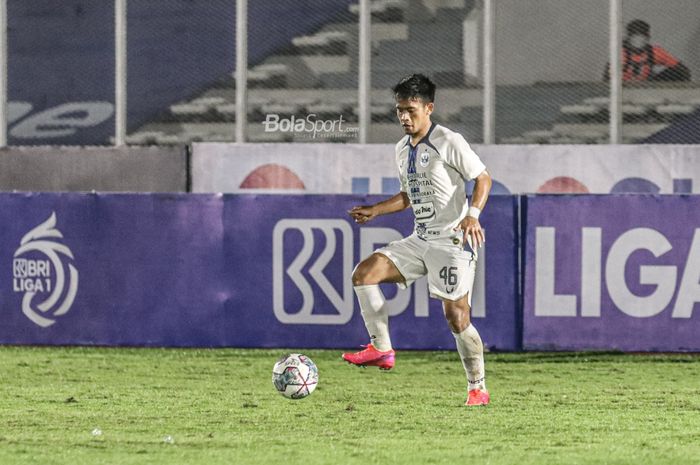 Bek sayap kanan PSIS Semarang, Fredyan Wahyu Sugiyantoro, sedang menguasai bola dalam laga pekan keempat Liga 1 2021 di Stadion Madya, Senayan, Jakarta,  25 September 2021.