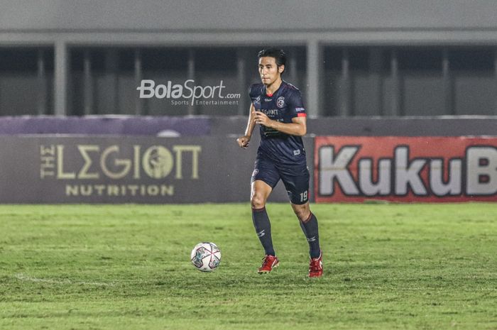 Gelandang Arema FC, Hanif Sjahbandi, sedang menguasai bola dalam laga pekan keempat Liga 1 2021 di Stadion Madya, Senayan, Jakarta,  25 September 2021.