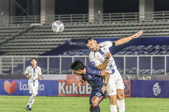 Bek PSIS Semarang, Wallace Costa (kanan), sedang menyundul bola dalam laga pekan keempat Liga 1 2021 di Stadion Madya, Senayan, Jakarta,  25 September 2021.