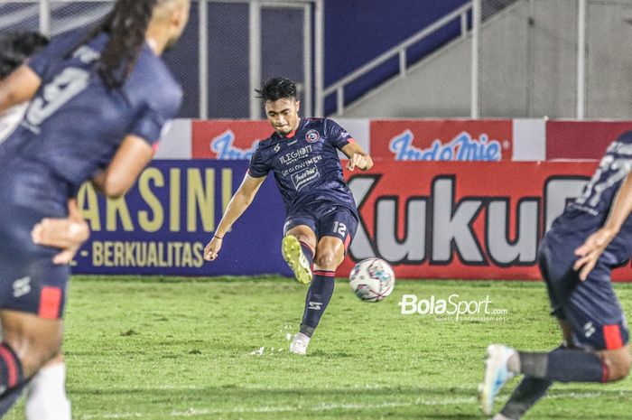 Bek sayap kanan Arema FC, Rizky Dwi Febrianto (tengah), nampak sedang melakukan tendangan bebas dalam laga pekan keempat Liga 1 2021 di Stadion Madya, Senayan, Jakarta,  25 September 2021.