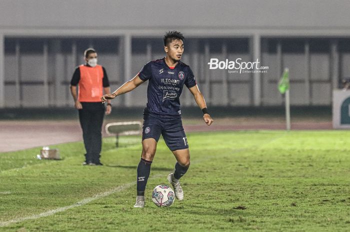 Bek sayap kanan Arema FC, Rizky Dwi Febrianto, sedang menguasai bola dalam laga pekan keempat Liga 1 2021 di Stadion Madya, Senayan, Jakarta,  25 September 2021.