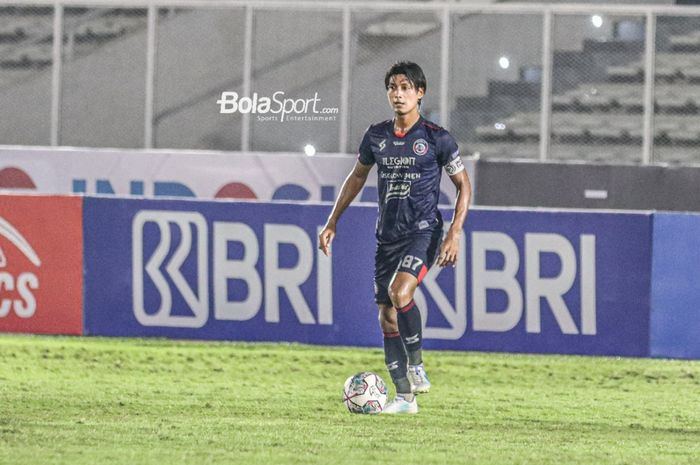 Bek sayap kiri Arema FC, Johan Alfarizi, sedang menguasai bola dalam laga pekan keempat Liga 1 2021 di Stadion Madya, Senayan, Jakarta,  25 September 2021.